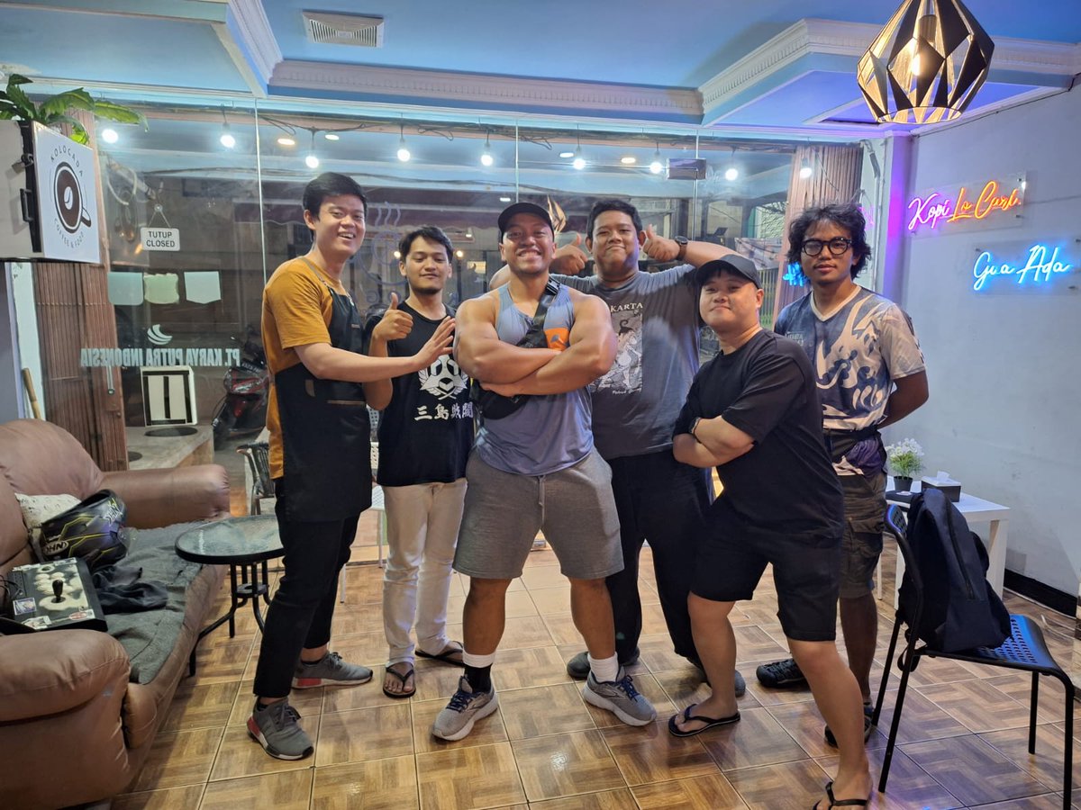 TheRomanjelly's tweet photo. FINALLY got to meet .@alreesta and the Indonesian homies and played Tekken! https://t.co/9dcdAYOPUP
