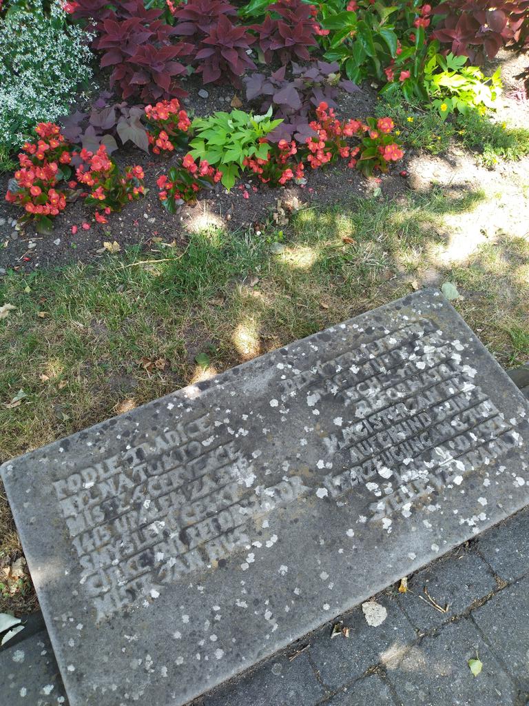 DerSlawist's tweet photo. Podle tradice byl na tomto místě 6. července 1415 upálen za své smýšlení český církevní reformátor mistr Jan Hus. 

Zdravím @TilmanBerger 🙂

#Slawistik #Tschechisch #JamHus https://t.co/K00GNlcCBY
