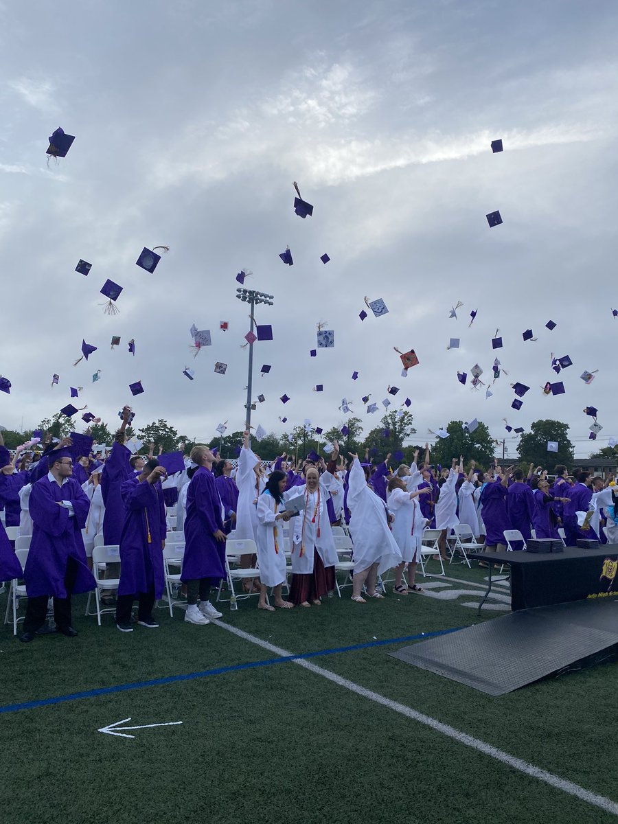 mslaurasays's tweet photo. Congratulations to the @IslipHS Class of 2023! Can’t wait to see what you will all do next! Do something awesome! @IslipUFSD #IslipPride #IslipRising #BOETrustee https://t.co/XO0NWpZIwV