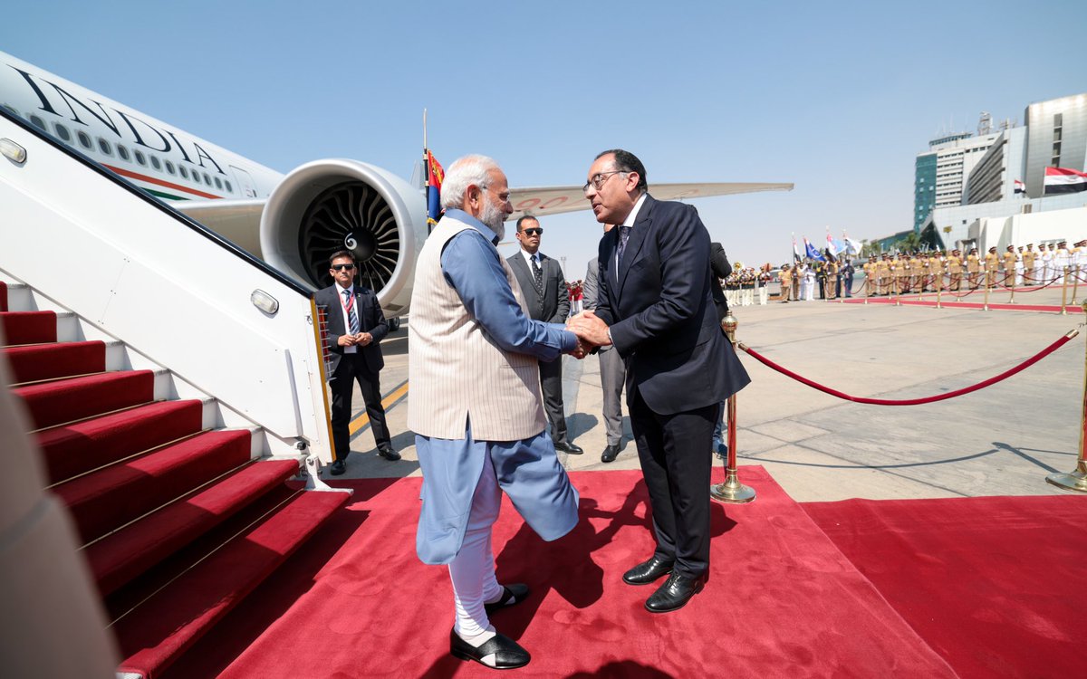 narendramodi's tweet photo. اشكر رئيس الوزراء معالي مصطفى مدبولي على اللفته الخاصه بالترحيب بي في المطار. اتمنى ان تزدهر العلاقات الهندية المصرية بما يحقق النفع لشعبي امتينا. https://t.co/G8rWaf3AdY
