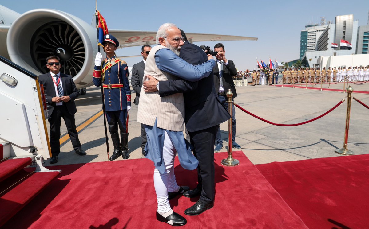 narendramodi's tweet photo. اشكر رئيس الوزراء معالي مصطفى مدبولي على اللفته الخاصه بالترحيب بي في المطار. اتمنى ان تزدهر العلاقات الهندية المصرية بما يحقق النفع لشعبي امتينا. https://t.co/G8rWaf3AdY