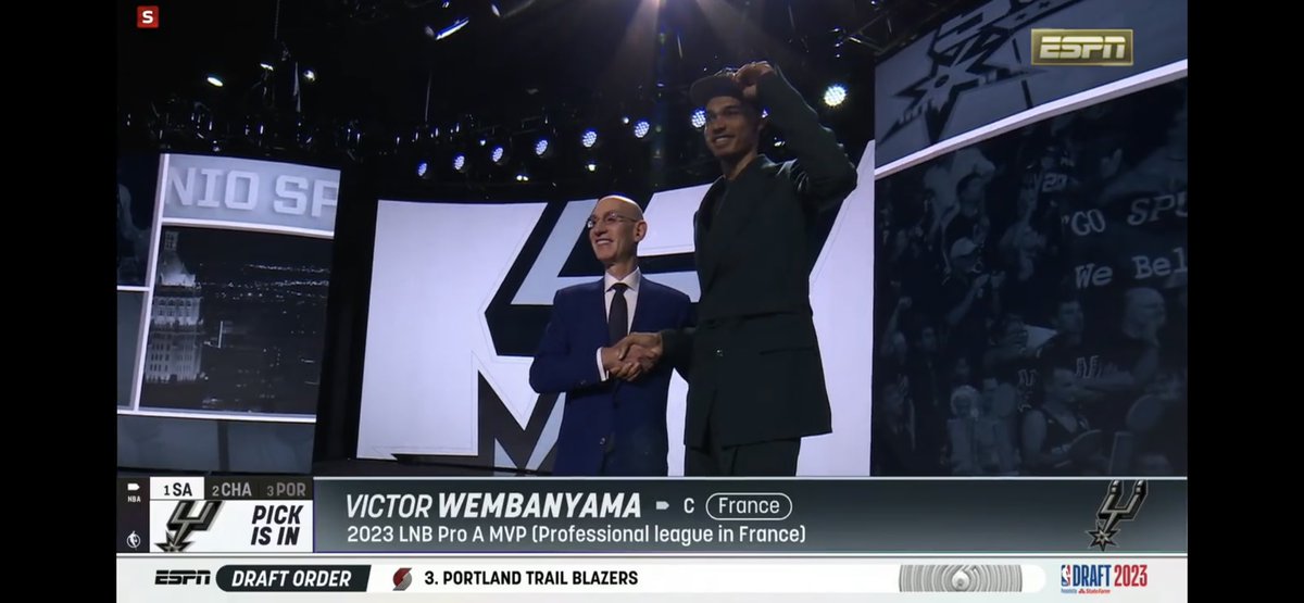Chuwey4Real's tweet photo. @ESPNNBA @RKalland He’s tall https://t.co/PdQ0d3oleA