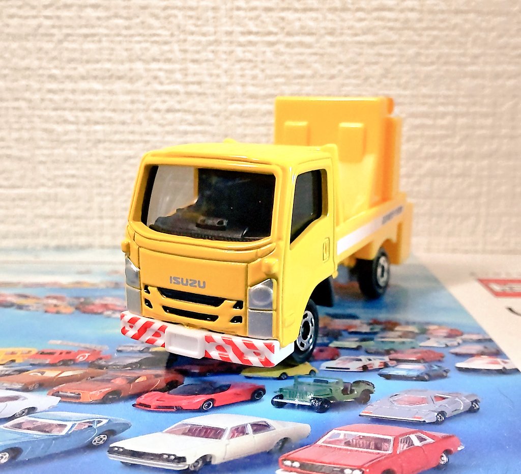 zamuseum's tweet photo. トミカ　No.26
いすゞ　エルフ　標識車

#トミカ 
#今日のトミカ 
#tomica
#Isuzu
#minicar 
#TAKARATOMY https://t.co/dvBRaUWpmW