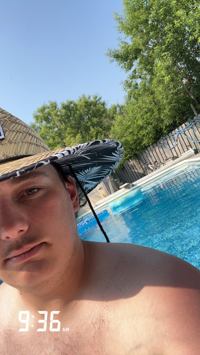 RealMaseTV's tweet image. 9:36 - 25 Degrees. Coffee and Bailey’s is poured. ☕️ 

Officially a Drunk Pool Day. 🍺 

Updates Incoming 🏝️