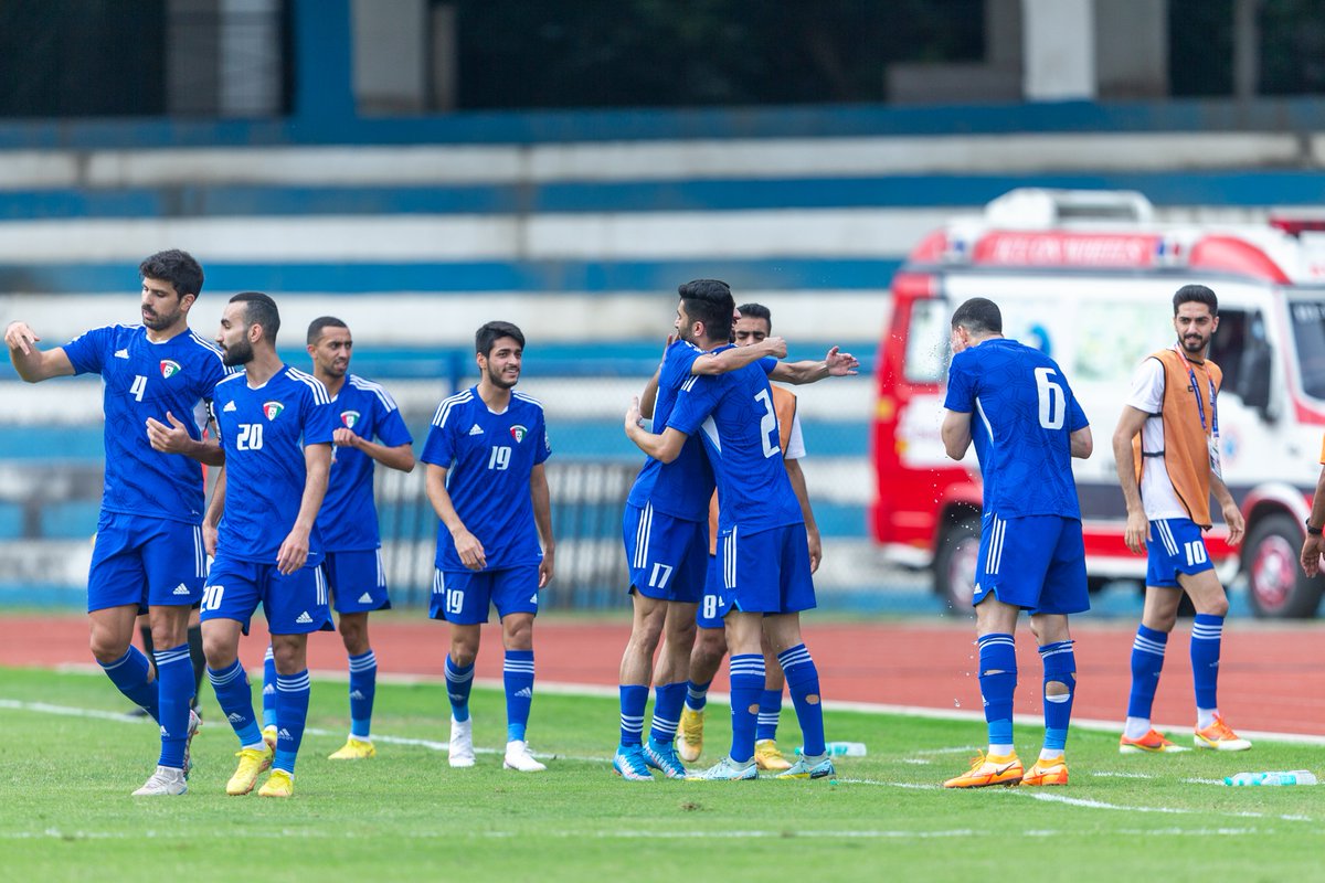 Kuwait climbed to the top of Group A and took a giant leap towards a berth in the 2023 #SAFFChampionships semifinals with a 4-0 win against Pakistan 

✍️ @DeyAneesh 

Report➡️bit.ly/3NsIAK6
📸-AIFF