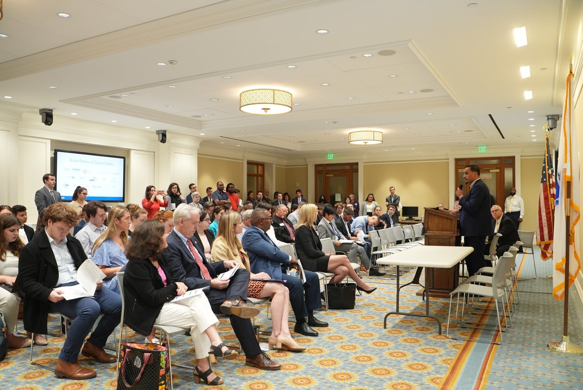 Latinos4Ed's tweet photo. Our CEO, @AmanFernan24, had the honor of participating in a panel at the #StudentPathwaystoSuccess legislative briefing. We firmly believe that every student in MA deserves access to transformative programs and experiences that prepare them for college and careers. @MBAENews https://t.co/JXJQDUND4h