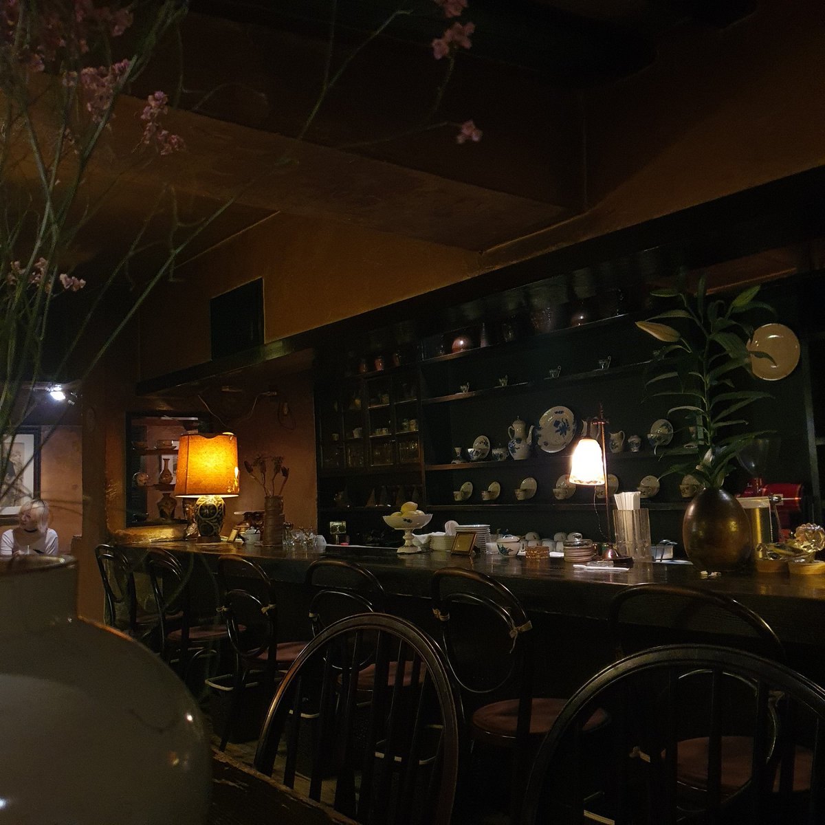 시모키타자와 Café Trois Chambres 실내흡연되는 커피전문점 블렌드류 리필은 300엔 분위기 좋게 쉬기 좋았음 이쪽 젊은이들이 많이가는 느낌 대기하고 들어갔다