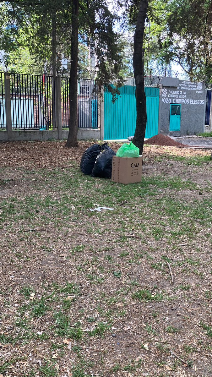 FdaRng's tweet photo. @mauriciotabe @ChapultepecCDMX @SUrbanosMH @LibanoParque Quien es responsable del abandono del #parquelibano cables de fibra óptica de #telmex colgando y amarrado de árboles, sin botes de basura, en el abandono total 😡 https://t.co/DVgyvOWumn