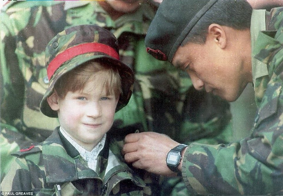 moniola26's tweet image. Prince Harry reunited with retired Major Bishnukumar on his visit to Nepal. The Prince first met the Major at the age of 6 when he visited the Gurkha  headquarters in Nepal. #fullcircl
#PrinceHarryinUniform