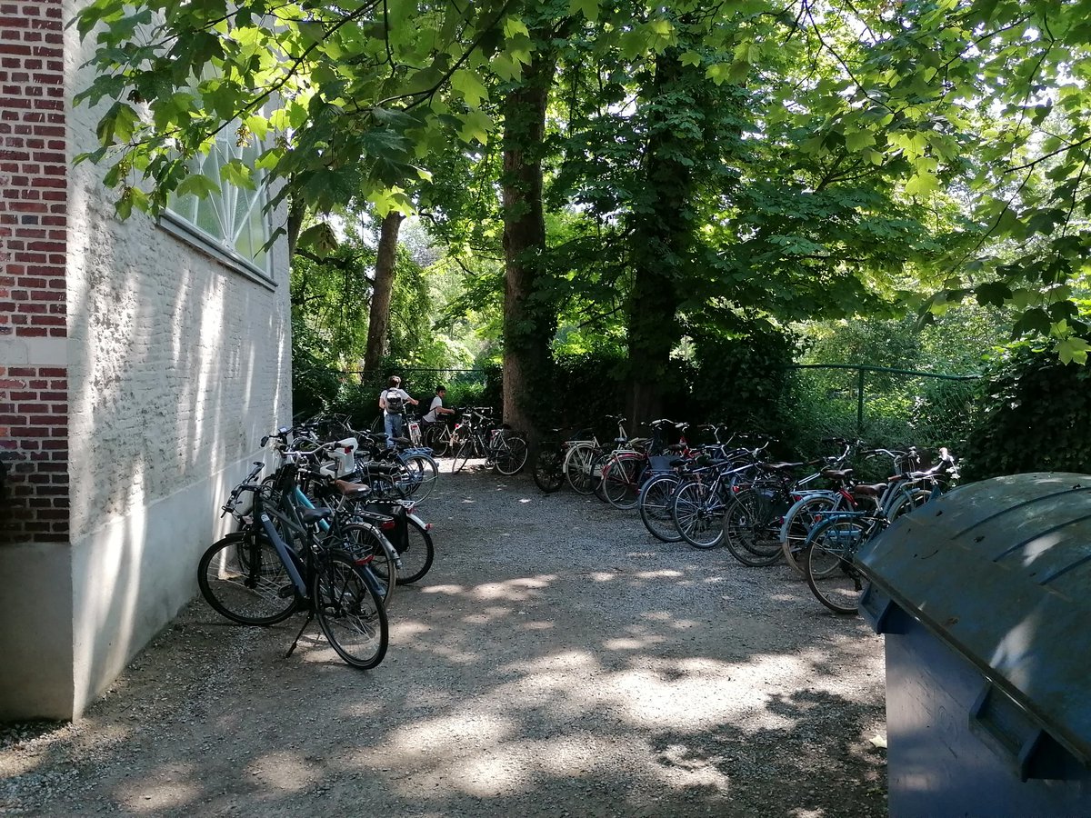 BAPitzemburg's tweet image. Samen met #vlotonderweg  bekijken we de mogelijkheden hoe we voor elke fietser voldoende plaats kunnen voorzien. Elke fietser draagt namelijk bij tot ons duurzaam gedachtegoed. @GO_onderwijs #helemaalGO
@StadMechelen #2800love
@unescovl #SDG12 #SDG13 #SDG17