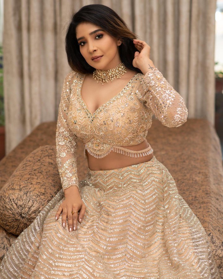 Gorgeous Queen @ssakshiagarwal 😍💛

#SakshiAgarwal