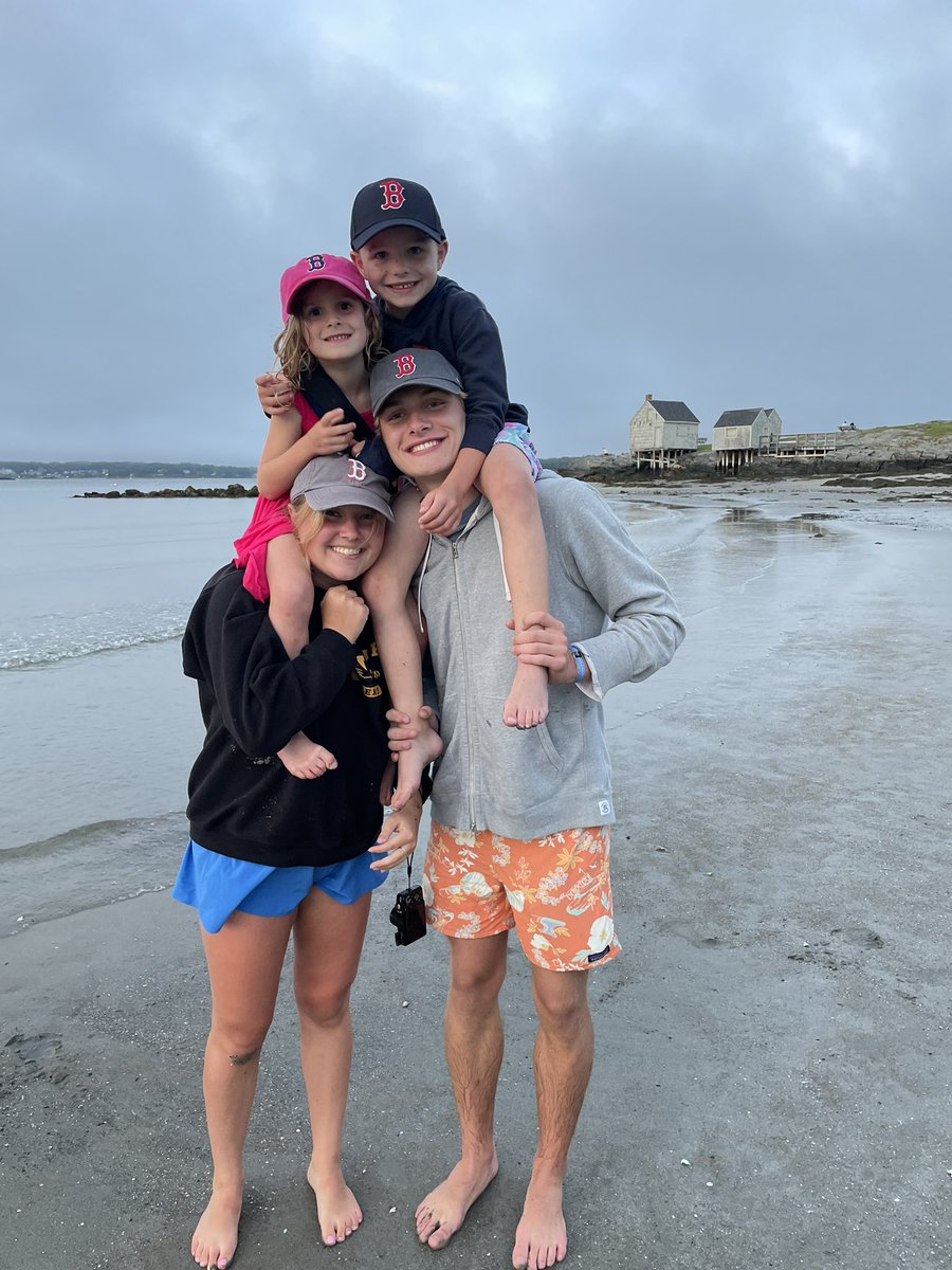 ProfeMakiBirch's tweet image. This is for my Spanish 3b class. Check out the menu at the beach snack bar. #fluffernutter When you know, you know. #EastCoast Also pictured: #CousinLove