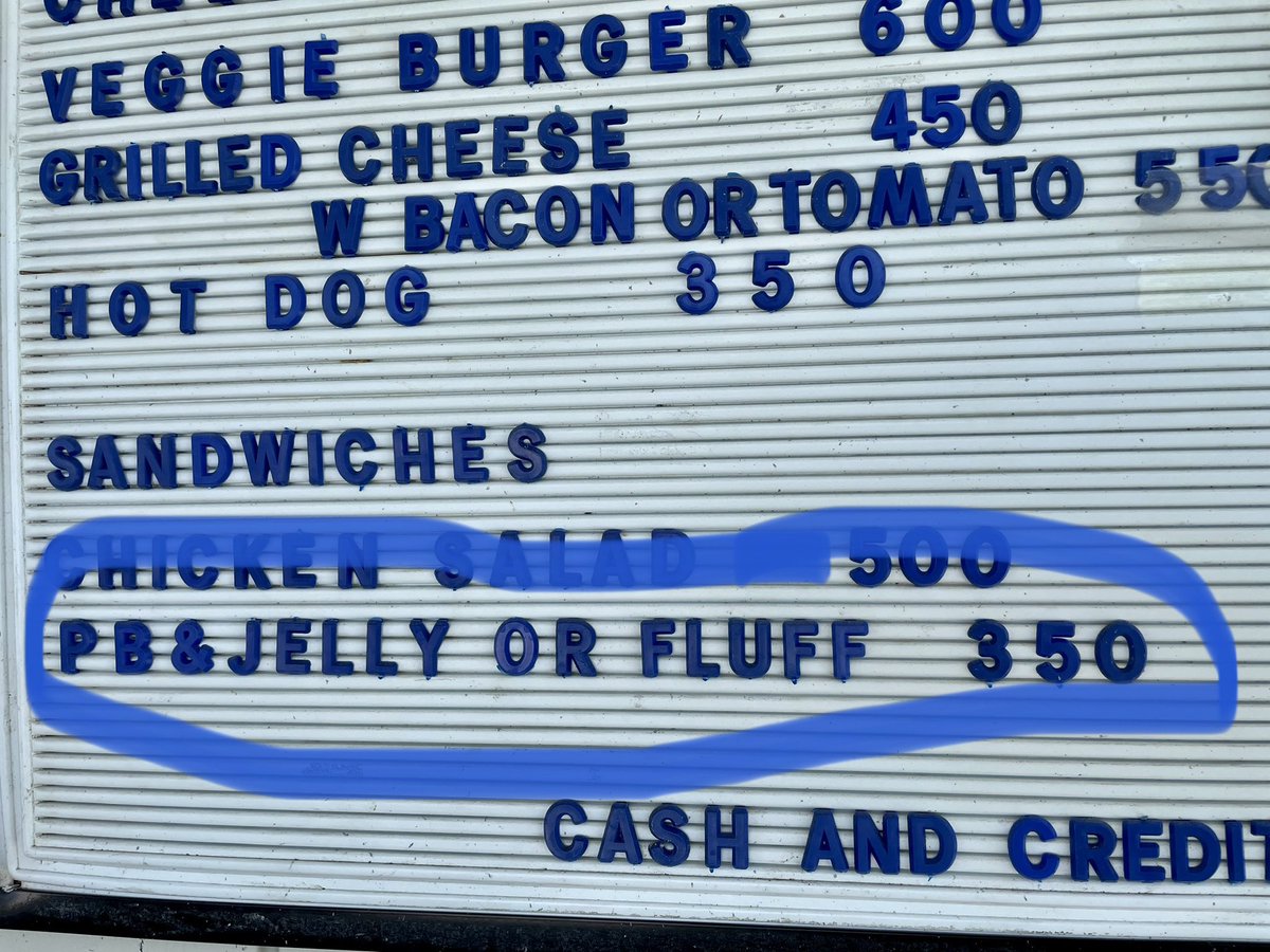 ProfeMakiBirch's tweet image. This is for my Spanish 3b class. Check out the menu at the beach snack bar. #fluffernutter When you know, you know. #EastCoast Also pictured: #CousinLove