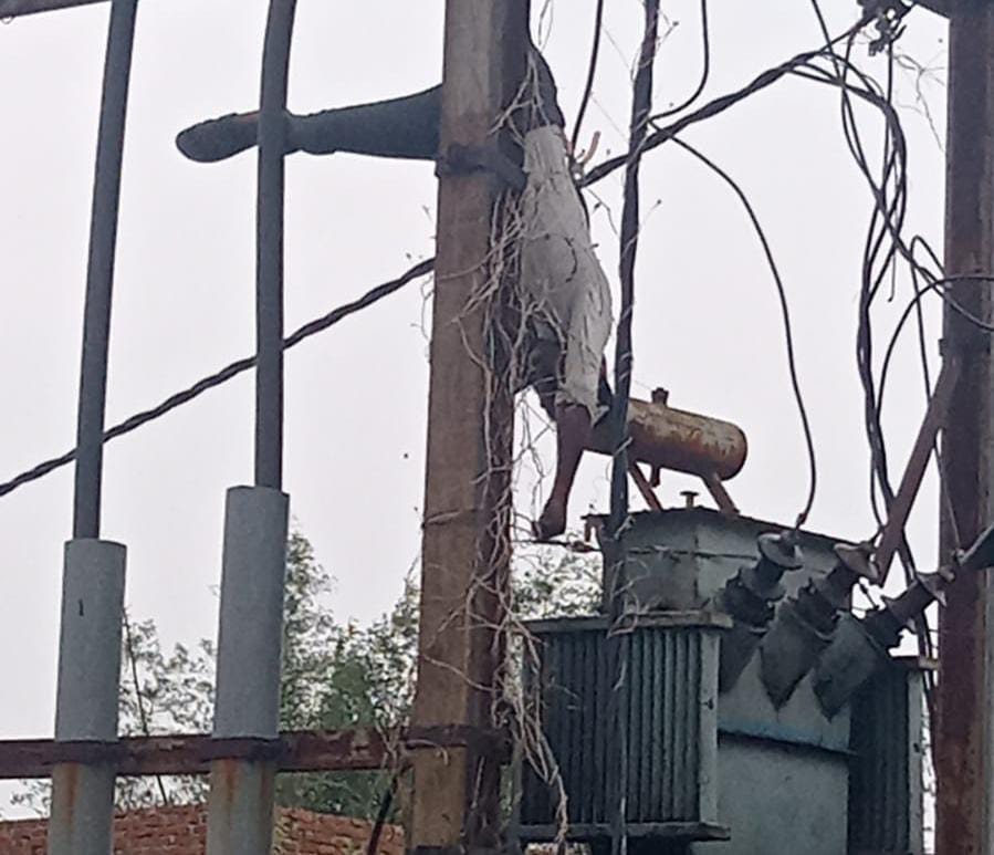 अमरपाटन - ग्राम खुटहा नेशनल हाईवे 30 के किनारे स्थित ट्रांसफॉर्मर में विद्युत लाइन सुधारने गये आउटसोर्स कर्मी प्रेमलाल रजक की अचानक 11 KV लाइन चालू हो जाने के कारण करन्ट लगने से हुई मौत।

हजारों आउटसोर्स कर्मचारियों से नियमविरुद्ध कार्य करवाने वाले कौन ?

<a href="/hrcmp/">MP Human Rights Commission</a> अब तक चुप क्यूं ?