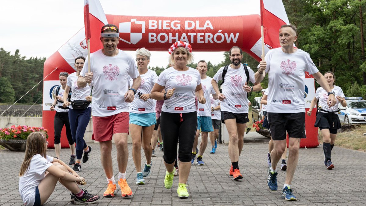 MRiTGOVPL's tweet photo. Finisz #BiegDlaBohaterów na Cmentarzu Wojskowym w Palmirach.
Uczestnicy złożyli kwiaty na grobie Janusza Kusocińskiego - sportowca, działacza podziemia i patrioty.
#Pamiętamy https://t.co/j5g3In5DXb