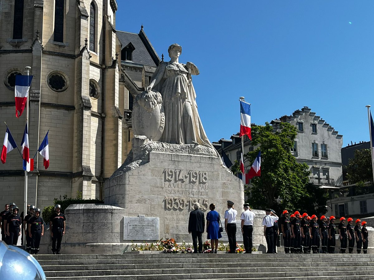 sdis64's tweet photo. 👨‍🚒👩‍🚒 [Journée Nationale des Sapeurs-Pompiers #JNSP2023]
📍Pau, Bd des Pyrénées
➡️Cérémonie: remise de médailles d'acte de courage et de dévouement
➡️Diplômes JSP
👏 Félicitations au colonel HC Alain BOULOU directeur du #SDIS64 pour son insigne de chevalier de la Légion d'honneur! https://t.co/XJXsKqDebr