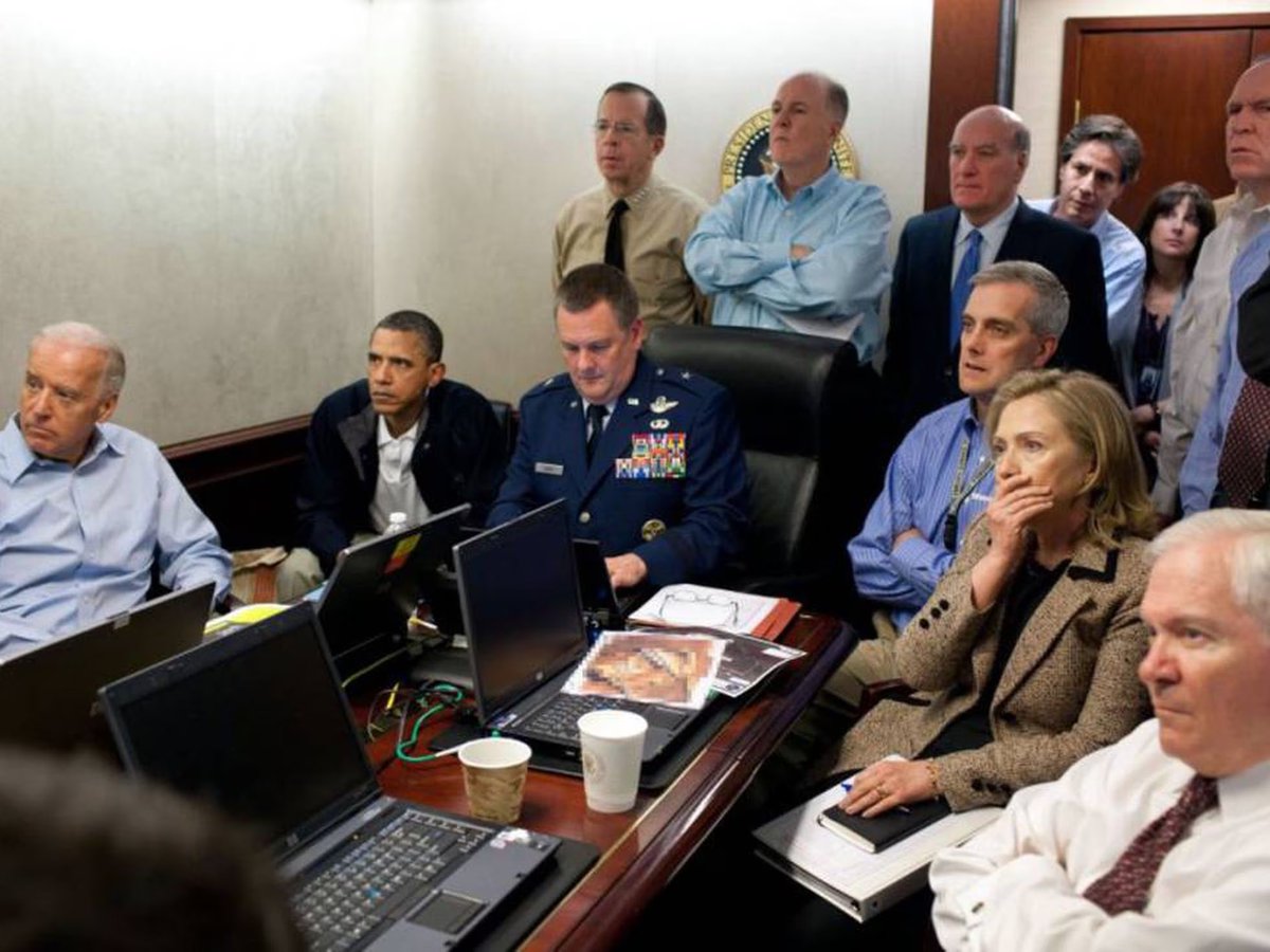 ClaudioSeguelR's tweet photo. @GabrielBoric Mismo sstilo de narración gringa en base a Storytelling Fotográfico. Foto parecida a la que se tomó Obama cuando matan a Bin Laden, denota preocupación y atención. https://t.co/Pa8HX6nlkf