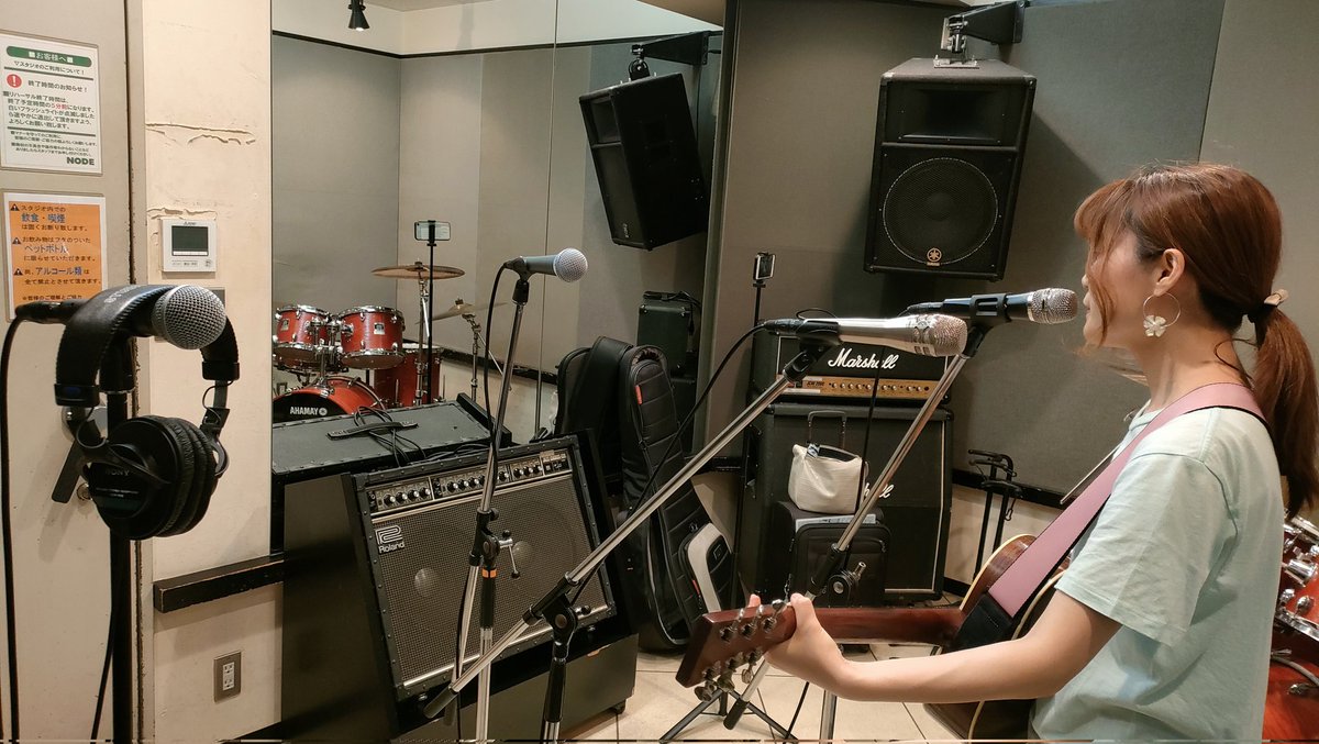 squ0pea's tweet image. 今日はなんだかんだで長いお付き合いのシンガーさんからの相談で、レンタルのデモ機と自分のマイクを持ち込んでのマイク研究会。

屋外ライブ等も沢山されてるので、ダイナミックマイクで揃えてみました。

#SM58 #BETA58 #KSM8 #M80 #SHURE #TELEFUNKEN #ヒビノ #スタジオNODE