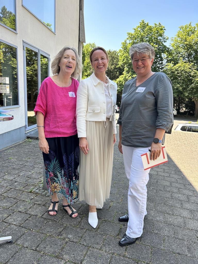 Journalistinnenbund (@journalistinnen) on Twitter photo Ein großes Dankeschön an Julia Becker @FUNKEMEDIEN für diese engagierte feministische Keynote. Das Image des Medien-Konzerns ändert sich gerade massiv, und der Aufsichtsrats-Vorsitzenden ist es damit sehr ernst!
Mit JB-Vorständinnen <a href="/fsittler/">Friederike Sittler</a> und <a href="/sip_media/">Sissi Pitzer</a>
#journalistinnen23 Ein großes Dankeschön an Julia Becker @FUNKEMEDIEN für diese engagierte feministische Keynote. Das Image des Medien-Konzerns ändert sich gerade massiv, und der Aufsichtsrats-Vorsitzenden ist es damit sehr ernst!
Mit JB-Vorständinnen <a href="/fsittler/">Friederike Sittler</a> und <a href="/sip_media/">Sissi Pitzer</a>
#journalistinnen23