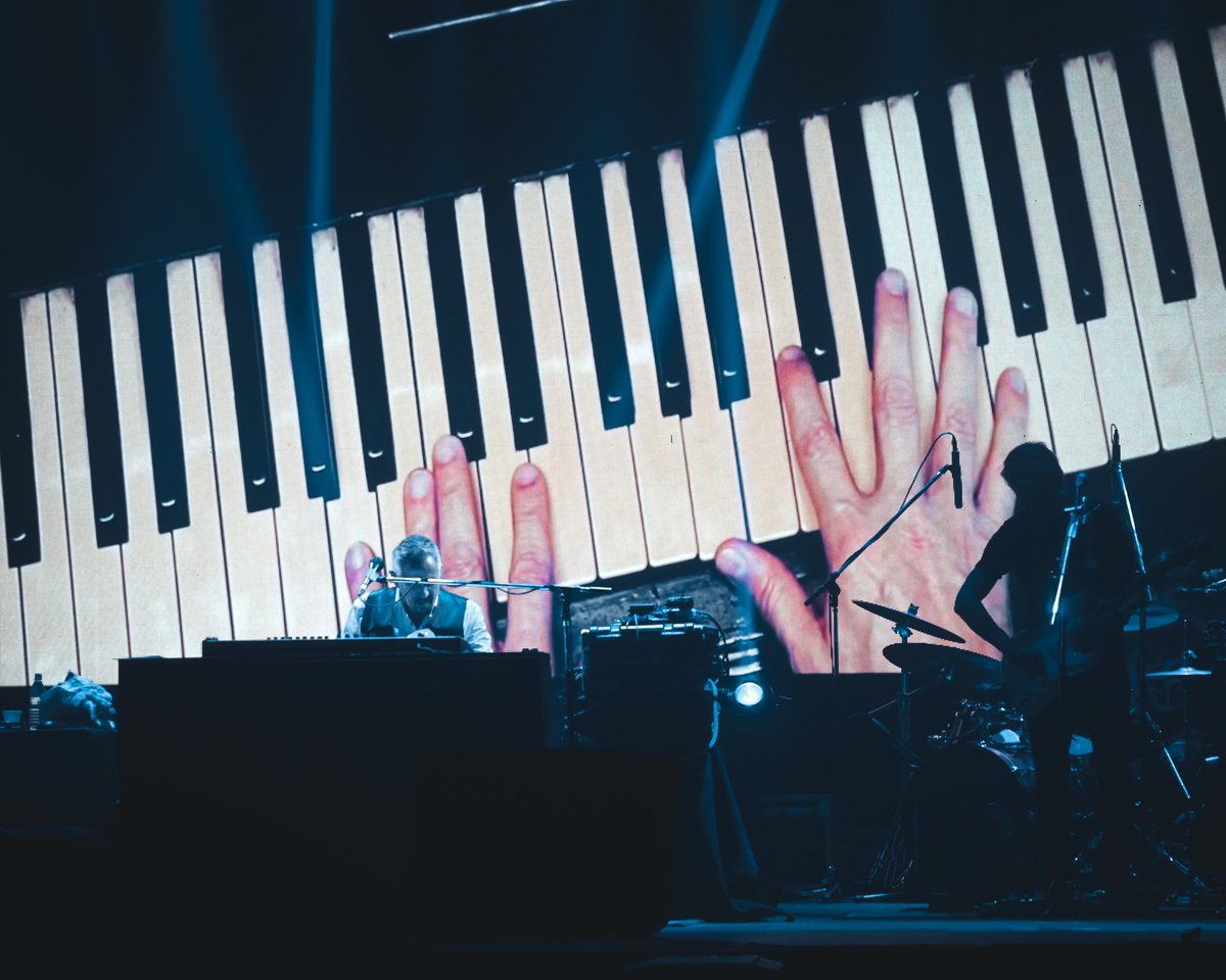 alelernerok's tweet photo. GRACIAS ALTA GRACIA 💜💜 
🥰 Una noche inmejorable, un público lleno de cariño y que cantó durante todo el show!! 

Nos vemos esta noche en Villa María 🚀

#AlejandroLerner #GiraNacional #Cordoba #AltaGracia https://t.co/ydVt0JikUG