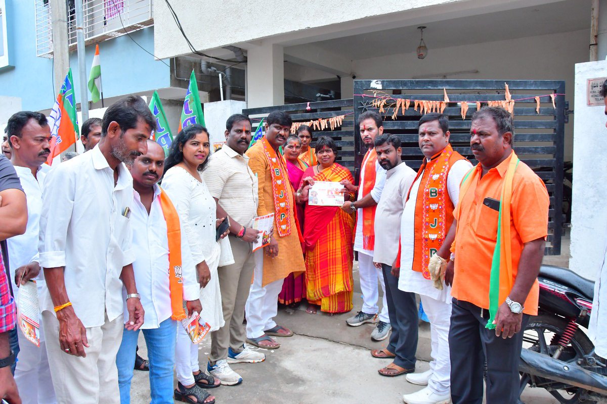 BJP #IntintikiBJP prajayatra 61st day was conducted in Madhapur Division- Izzat Nagar,Khanamet.

Roads & drainages are getting waterlogged by small rains. When BJP comes to power, we will provide welfare schemes & complete all the development works within no time.
@BJP4Telangana
