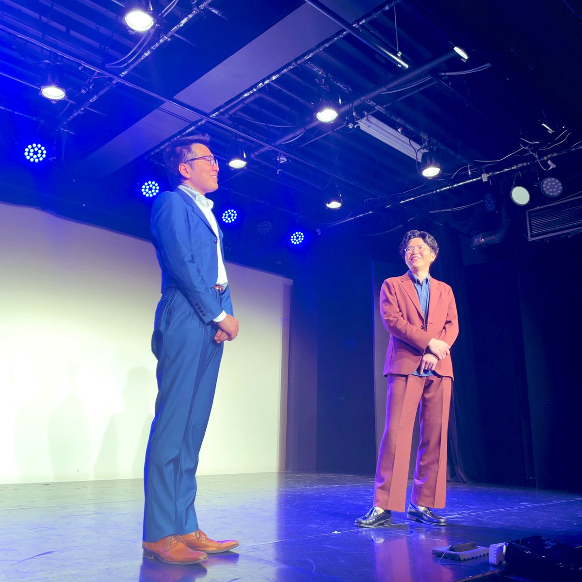 ranrannyaaa's tweet photo. ネタ6本も60分ネタも最高に楽しかった！あれ、お前かのネタ大好き。ようつべで見返します。
楢原さんのぐちゃぐちゃな側転🤸‍♀️とカメラマン不在の謎の記念撮影が面白かった🤣
#ヤーレンズ
#OMAE https://t.co/x0xr7e9rxx
