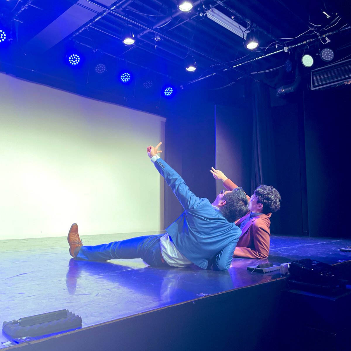 ranrannyaaa's tweet photo. ネタ6本も60分ネタも最高に楽しかった！あれ、お前かのネタ大好き。ようつべで見返します。
楢原さんのぐちゃぐちゃな側転🤸‍♀️とカメラマン不在の謎の記念撮影が面白かった🤣
#ヤーレンズ
#OMAE https://t.co/x0xr7e9rxx