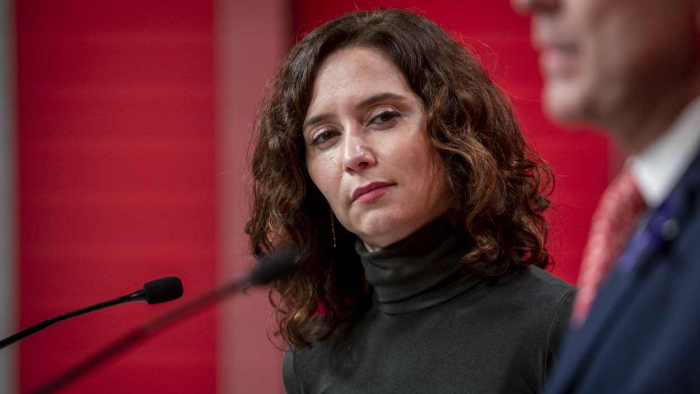 Díaz Ayuso, reina de la malicia absoluta

La ilustre Ayuso ha eliminado en Madrid el bachillerato nocturno presencial. Yo fui uno de los profesores que lo impartió y pude comprobar que prestaba un gran servicio a personas que habían abandonado los estudios por necesidad. Para