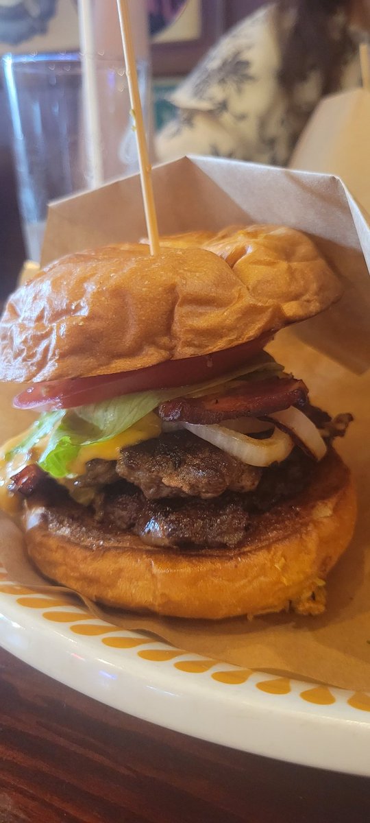 miika_tyara's tweet image. ベーコン２枚とパティ２枚の肉々しいバーガー。何よりバンズが焼いてあったったので初めての出会いでした！オニオンフライも美味っ！！今回もお口の中が幸せいっぱいでした。　#FLASHBACKCAFE  #横浜バーガーセット #日本大通り