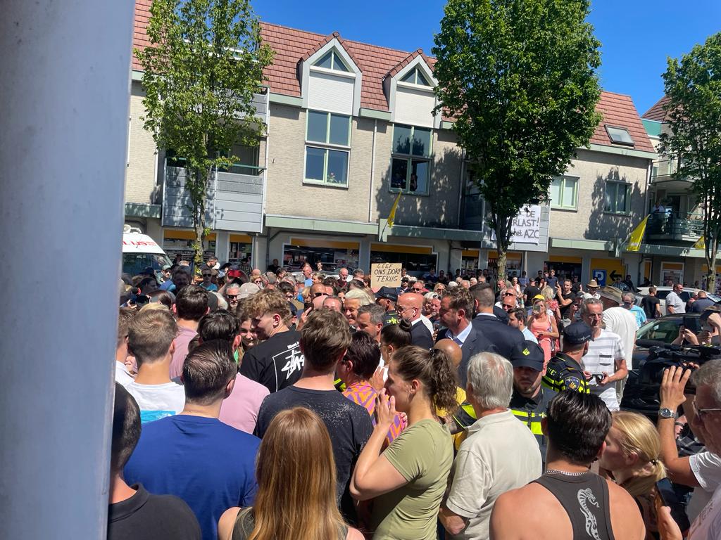 Volle bak in #Maarheeze. Wat een opkomst, wat een enthousiasme! Mensen zijn de overlast van asielzoekers uit het #AZC echt spuugzat. Korte speech met megafoon en daarna met heel veel lieve mensen op de foto! De #PVV is er voor u en komt naar u toe! (filmpje komt zo)