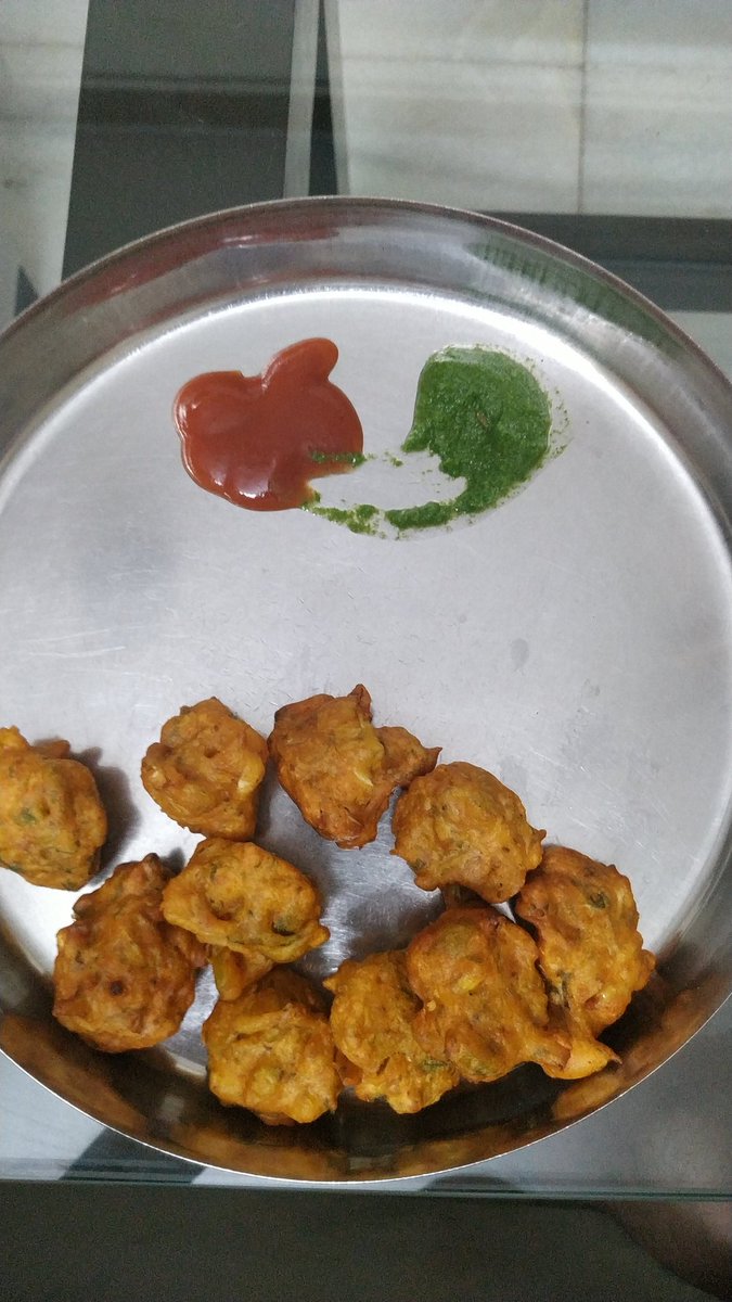 rajamaka's tweet image. #Pakode 😋 As 

#MumbaiRains 🌧🌧🌧