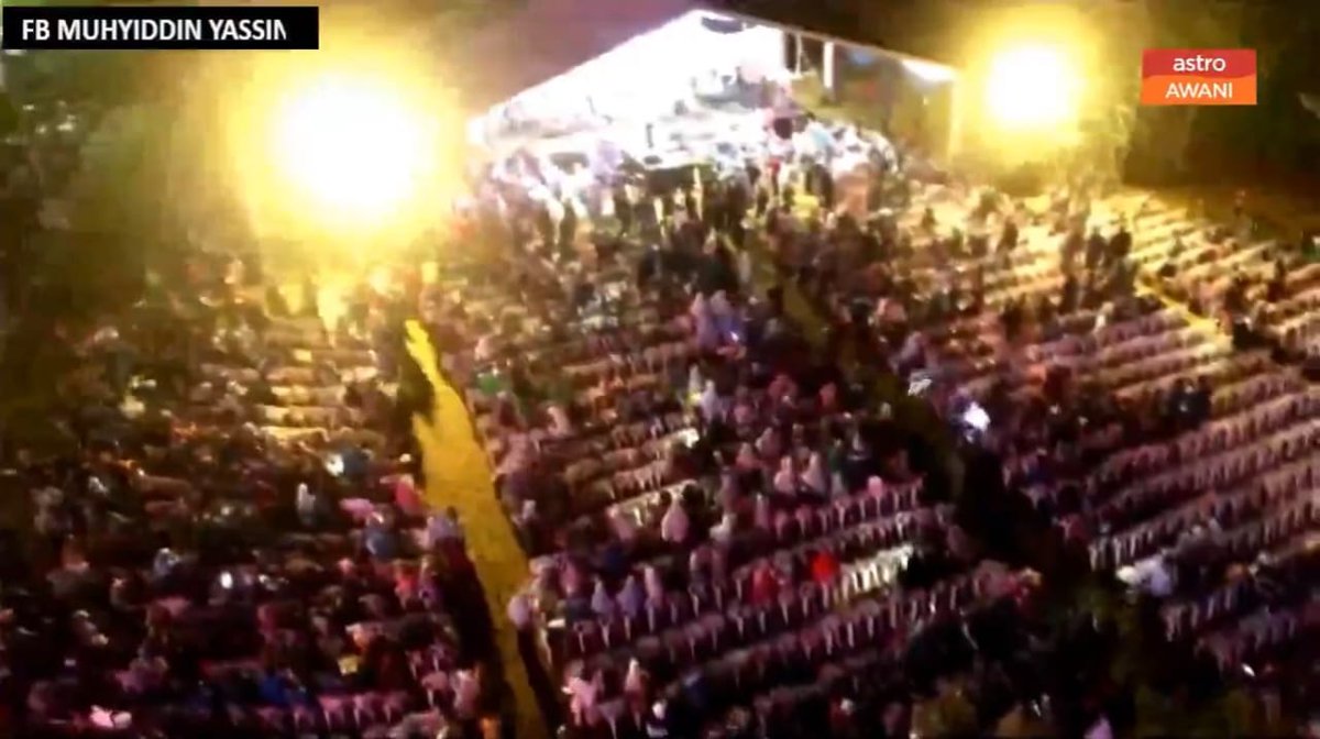 najib_bakar_'s tweet photo. Majlis PN Selangor malam ni di Shah Alam. Kalau tengok live depa di TikTok, nampak cam ramai gila sampai Jemin boleh jadi MB esok lah kiranya.

Sekali Awani amik gambar dari atas.

Banyak pulak kerusi kosong. Mungkin dikhaskan untuk "malaikat" pengundi PAS. 🙈 https://t.co/390BhC4EdS