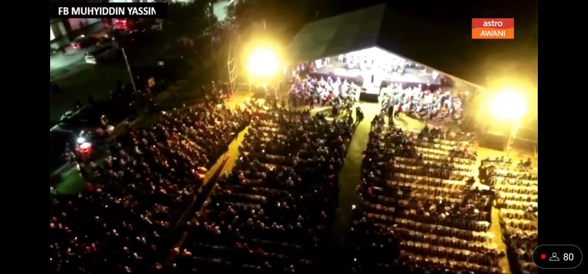 najib_bakar_'s tweet photo. Majlis PN Selangor malam ni di Shah Alam. Kalau tengok live depa di TikTok, nampak cam ramai gila sampai Jemin boleh jadi MB esok lah kiranya.

Sekali Awani amik gambar dari atas.

Banyak pulak kerusi kosong. Mungkin dikhaskan untuk "malaikat" pengundi PAS. 🙈 https://t.co/390BhC4EdS