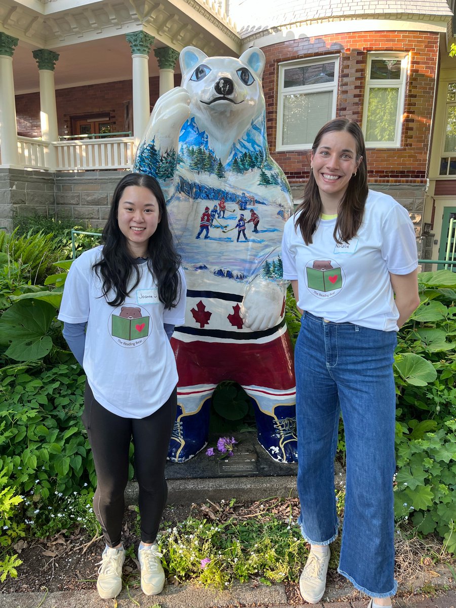 #FridayFeature RBS medical student volunteers visited the Canuck Place Children’s Hospice. They read books, sang songs, and gave the children their own teddy bears.
Picture: Joanne Chi, RBS Vancouver chair and CPCP RBS coordinator, and Natalie Cavalin #ReadingBearSociety #RBS🧸