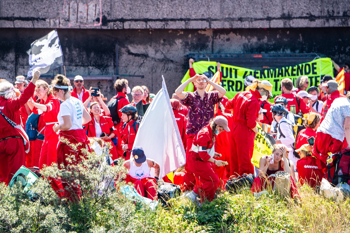 Waarom voeren we actie bij Tata Steel? 
#gezondheid.  Er komen regelmatig kankerverwekkende stoffen uit #tatasteel. In de omgeving is de kans op longkanker tot wel 50% hoger. Zelfs kinderen lopen gevaar op hersenschade, door de hoge concentraties lood uit de fabriek. #health