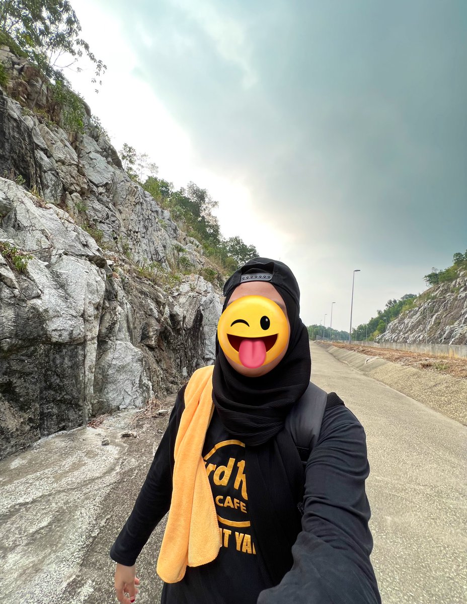 myeragfunk's tweet photo. Tgh jalan tepi highway ada mat moto jerit. 

“Hiking ke tu”
Hahahahaha. diammla awk ! https://t.co/gVqBDUufrY