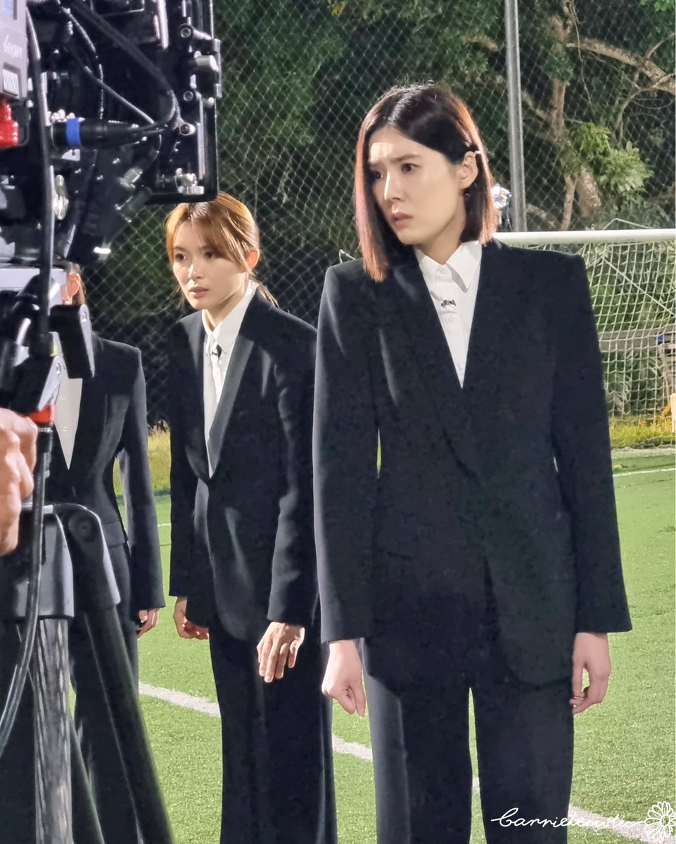 Carrieteristic_'s tweet photo. |#SHERO × 幕后花絮|
相信大家都非常想念已失踪8集的BOSS。在等待小夕正式回归的当儿，让我们先观赏些幕后花絮吧！🖤

#MediacorpSHERO #张尹夕
#CarrieWong #黄思恬 https://t.co/911J5igylk