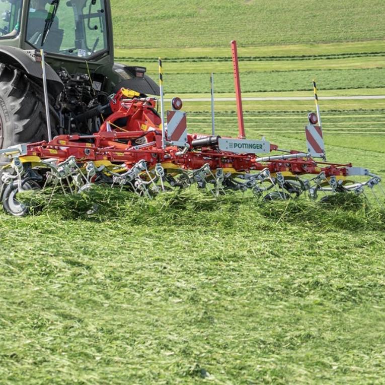 LandtechnikSFAG's tweet photo. Ob in Silage oder Heu, in ebenem oder hügeligem Gelände - #HIT Zettkreisel von #PÖTTINGER machen überall eine perfekte Figur.
Die innovative #DYNATECH Kreiseltechnik sorgt für das sauberste Streubild und maximale Futterschonung! https://t.co/x4t9chhMTb