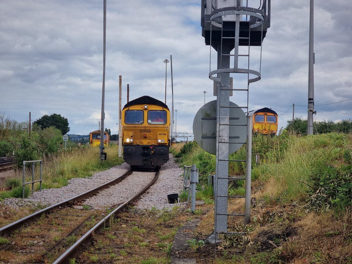 StedmanSlowSix's tweet photo. Unexpectedly working this afternoon and sat at Hoo Junction waiting for my train to arrive. Had an enjoyable day so far listening to the live broadcast from @National12bell, some very impressive and inspiring ringing heard. Hope to tune in for the results later on! #12bell https://t.co/mcTLWBpmkC