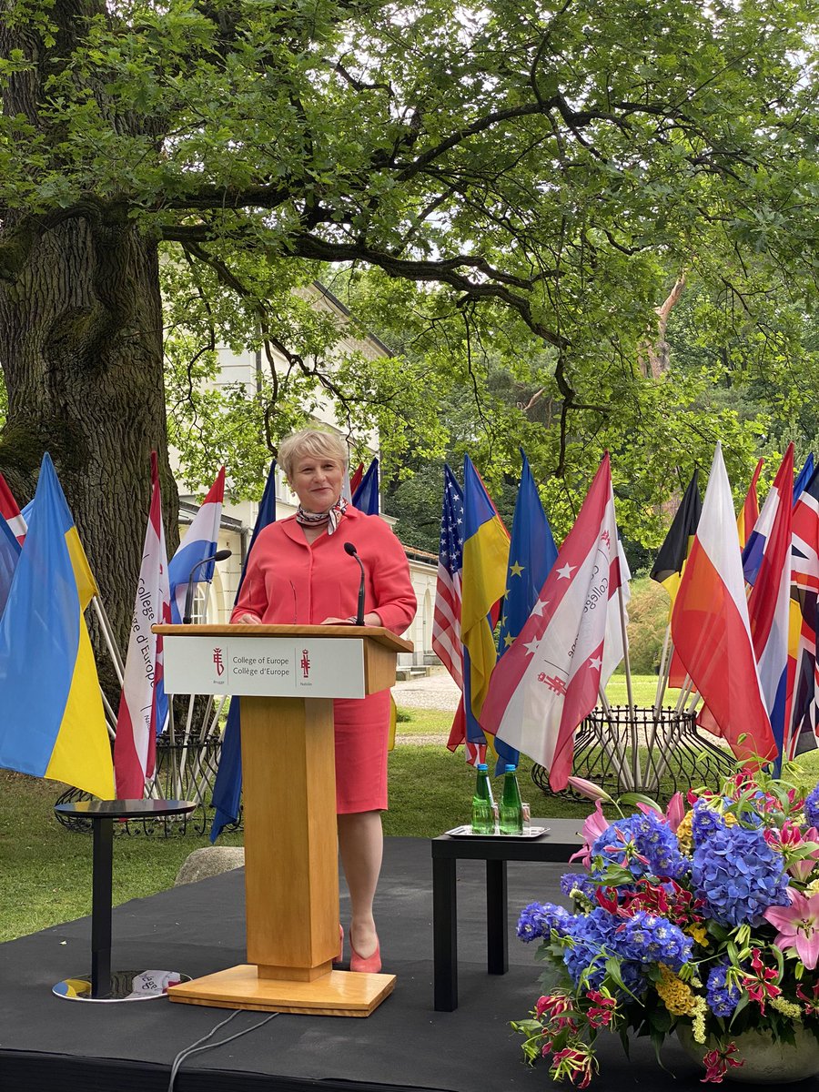 "Europe is an unfinished adventure. Thus, imagine your journey ahead and let your dreams be your guiding star, but while pursuing your dreams remember that the real treasure is the journey!" Vice-Rector <a href="/EOsniecka/">Ewa Ośniecka-Tamecka</a> closed her speech with a message for the Natolin graduates.