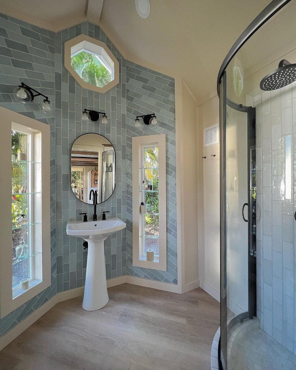 Tinyhouse_com's tweet photo. This tiny home surprises with a bathroom that's bigger than your average 👀 Awesome work as always by Paradise Tiny Homes!

https://t.co/s66p4KEnLB

🖌: @elliek.design
🔨: @paradisetinyhomes https://t.co/xN49G4maO9