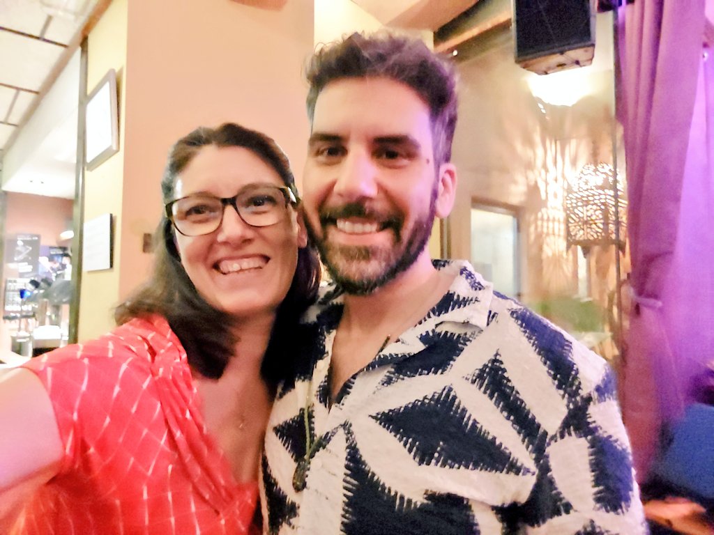 Llampico's tweet photo. La excelencia te pone en pie. 👏
La aplaudes porque la admiras. Reconoces que te hace crecer. Si todo eso lo compartes con seres queridos la felicidad está servida.
Menudo concierto dieron anoche🌃 en @Jazzazza:
#MichaelOlivera🥁
#AlexConde🎹 y
#RubénCarlés al contrabajo.
❤️ https://t.co/FacGJ6BgOa