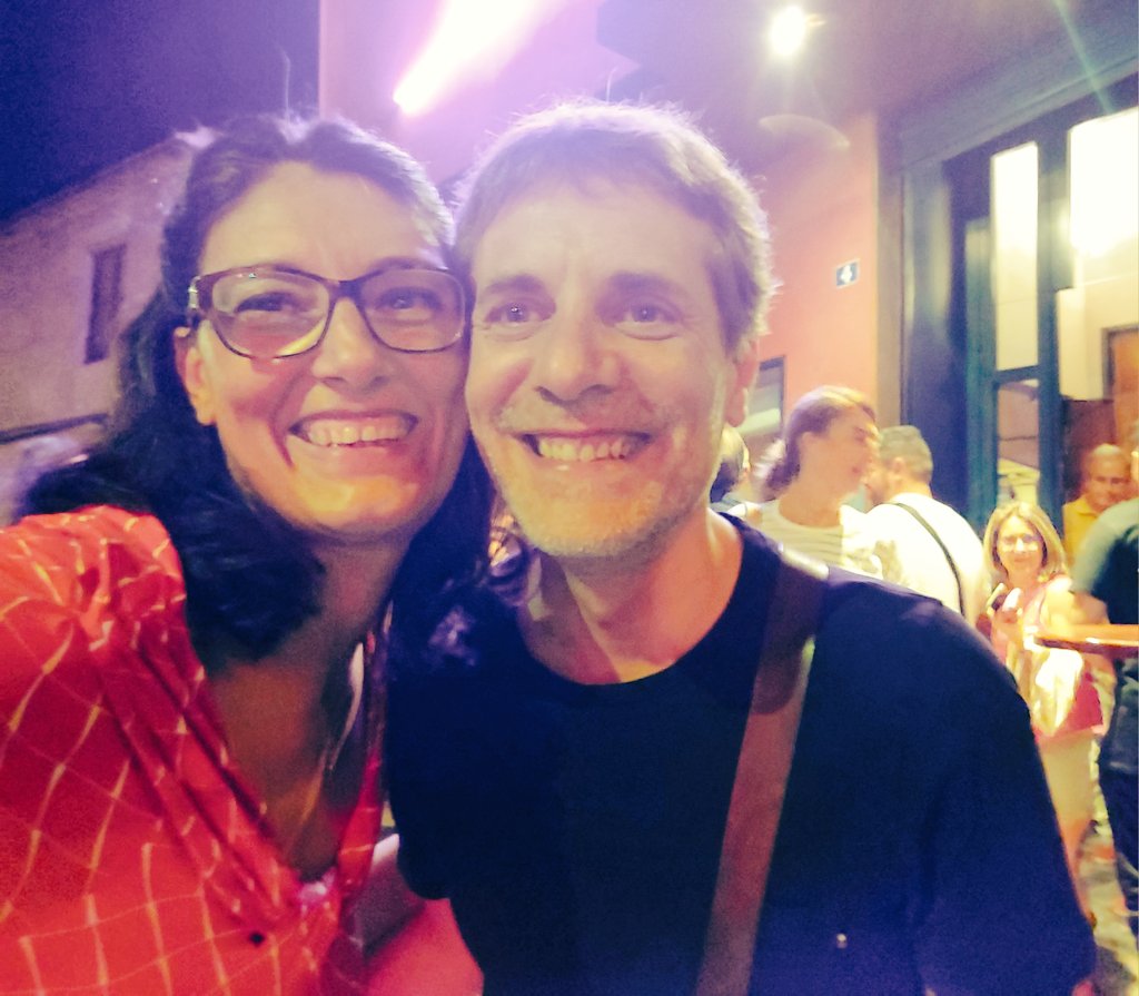 Llampico's tweet photo. La excelencia te pone en pie. 👏
La aplaudes porque la admiras. Reconoces que te hace crecer. Si todo eso lo compartes con seres queridos la felicidad está servida.
Menudo concierto dieron anoche🌃 en @Jazzazza:
#MichaelOlivera🥁
#AlexConde🎹 y
#RubénCarlés al contrabajo.
❤️ https://t.co/FacGJ6BgOa