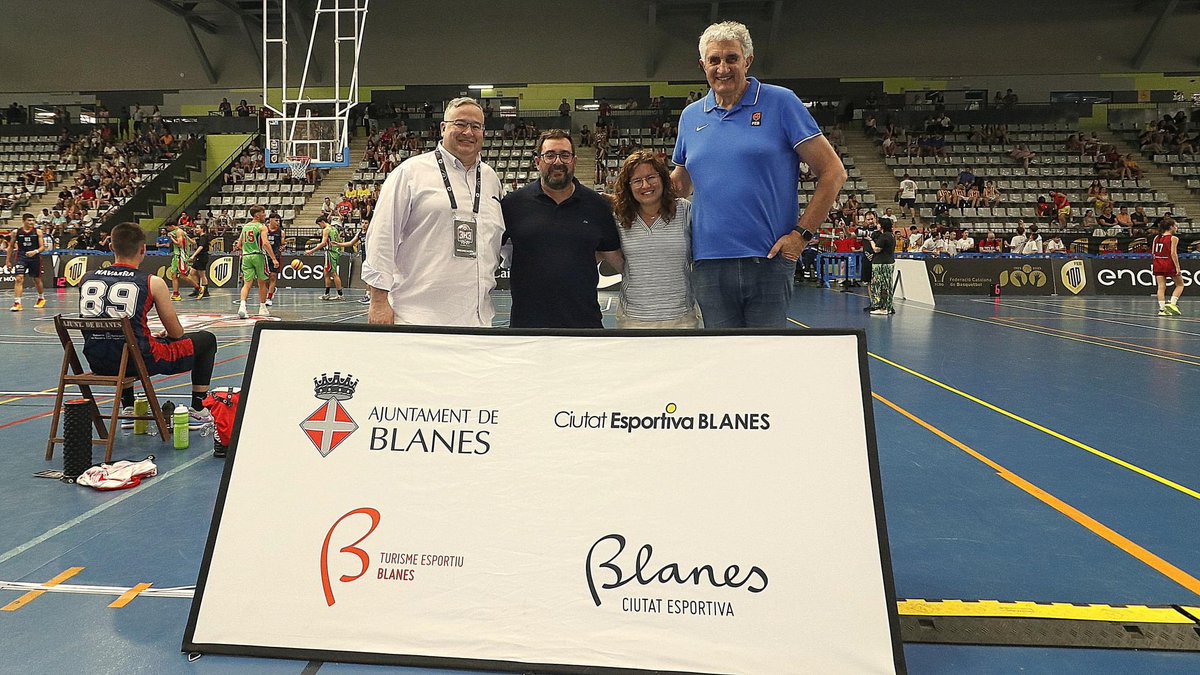 Blanes_cat's tweet photo. Amb motiu #CampionatEspanyaSeleccions avui s'han trobat a @ciutatesportiva l'alcalde @JordiHernndezM1 i la regidora #Esports @MoniRabassa amb vicepresident @FCBQ @xevisantalo i #ambaixador @FEB_ISMB @fernandoromay1
#bàsquet
#esport
#blanesciutatesportiva https://t.co/zMu3E6MDSk
