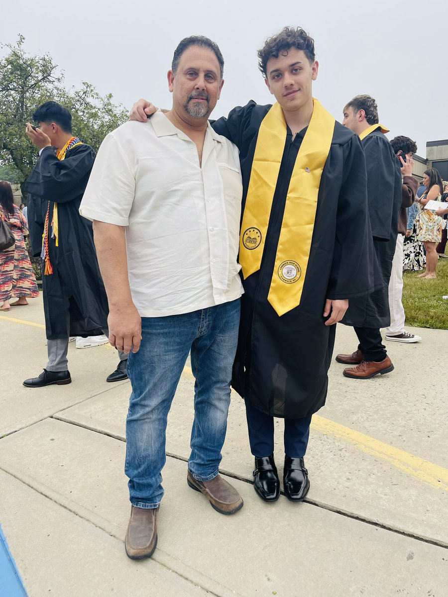 hobiecatt's tweet photo. Proud momma moment ! 🫶🏼🎓💛🖤 #ClassOf2023  #HofstraBound #MySonShine #TrueLove #ImNotCrying https://t.co/wVWiuQk2bX