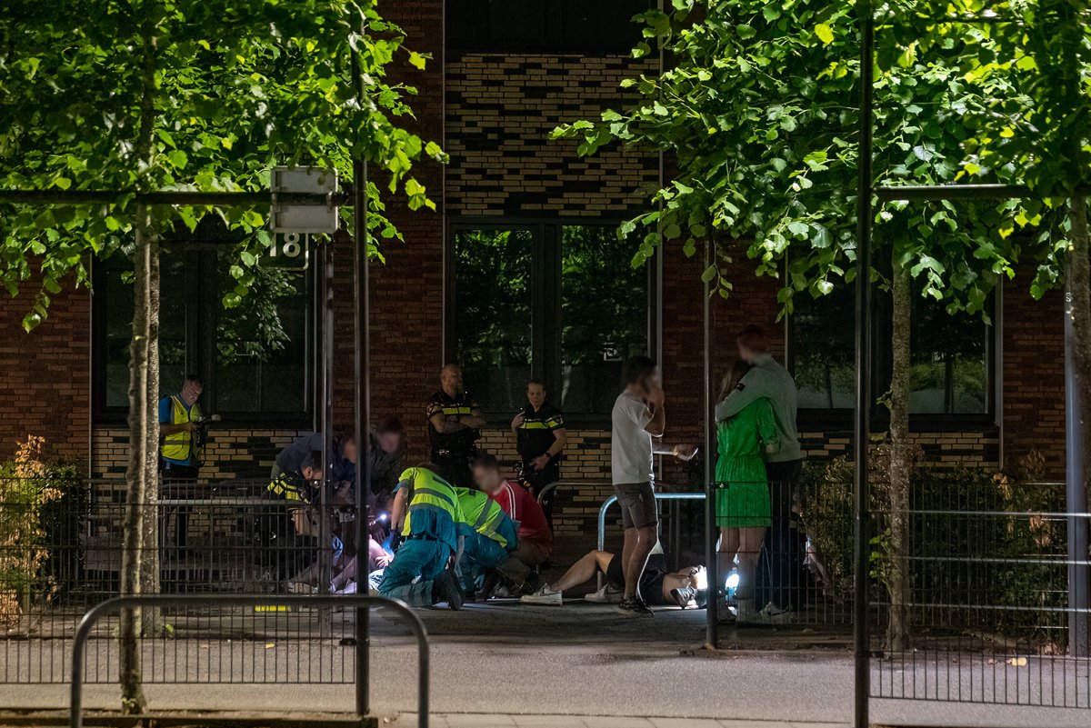 Reality_Photo's tweet photo. Op het terrein van het Dr. Mollercollege aan de De Coubertinlaan in Waalwijk zijn vrijdagnacht drie mensen gewond geraakt bij een steekpartij.

Eén van de slachtoffers raakte door de messteken ernstig gewond en werd met spoed naar het ziekenhuis gebracht.

https://t.co/Opl3EnBD1X https://t.co/84Xp3VEEG8