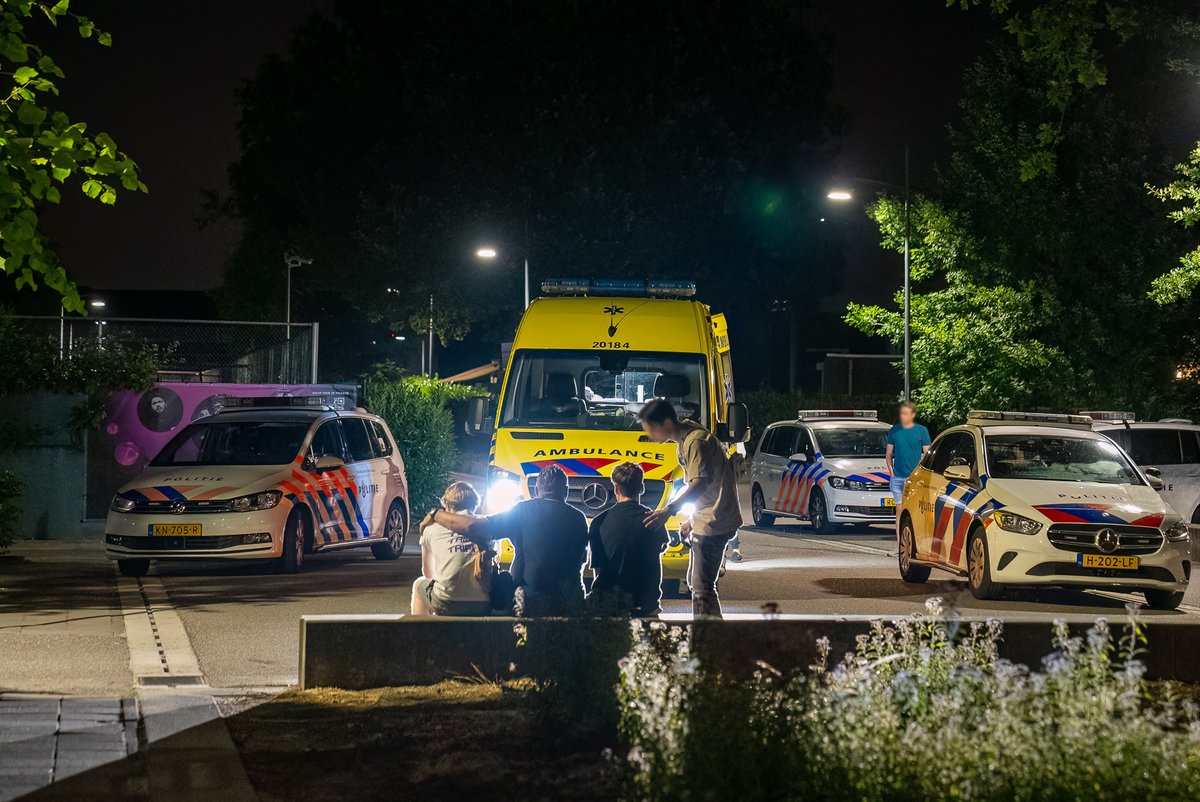 Reality_Photo's tweet photo. Op het terrein van het Dr. Mollercollege aan de De Coubertinlaan in Waalwijk zijn vrijdagnacht drie mensen gewond geraakt bij een steekpartij.

Eén van de slachtoffers raakte door de messteken ernstig gewond en werd met spoed naar het ziekenhuis gebracht.

https://t.co/Opl3EnBD1X https://t.co/84Xp3VEEG8