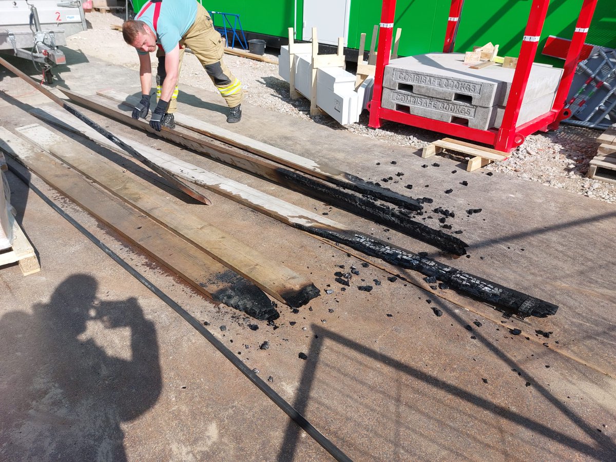 Gisteren brand op een bouwlocatie, stellingplanken in brand. Vandaag een electirsche auto, snelle inzet heeft erger voorkomen. Voertuig volledig afgeschreven #ts5231 #nieuwbeijerland #electrischeauto