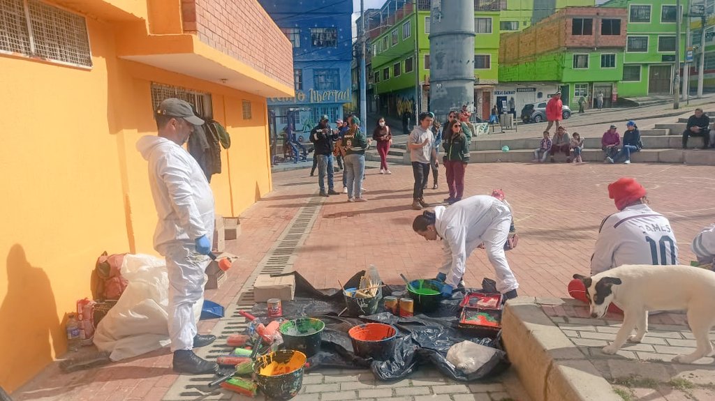 valaaguelaquesi's tweet photo. #Bogotá La Secretaría @habitatbogota junto a la comunidad del barrio Juan Pablo II , empresa de transporte la rolita, @idipronbogota y @Alcaldiaciudadb , avanzan en la estrategia #CallesMagicas "Bogotá tiene mucho que contar " 💚🎨embelleciendo espacios públicos. @Bogota https://t.co/pqYzf21mPo