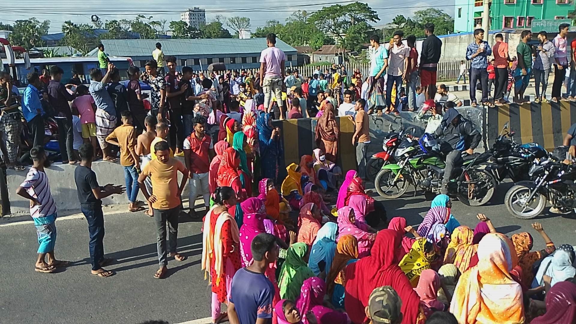 বেতন বোনাসের দাবিতে মহাসড়ক অবরোধ করে বিক্ষোভ, পুলিশ ও শ্রমিকসহ আহত ১৩